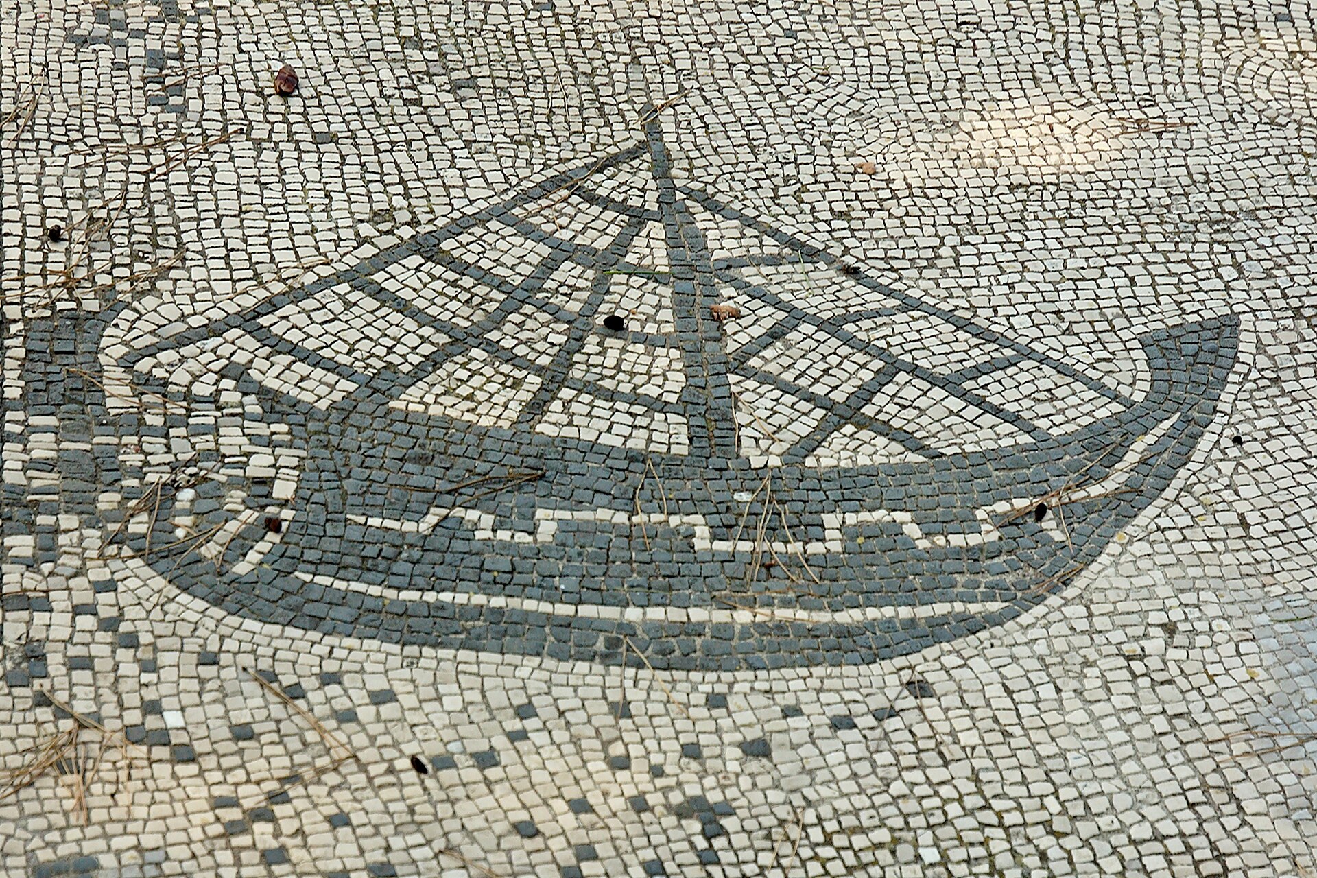 Mosaico di una nave davanti a un ufficio del Piazzale delle Corporazioni