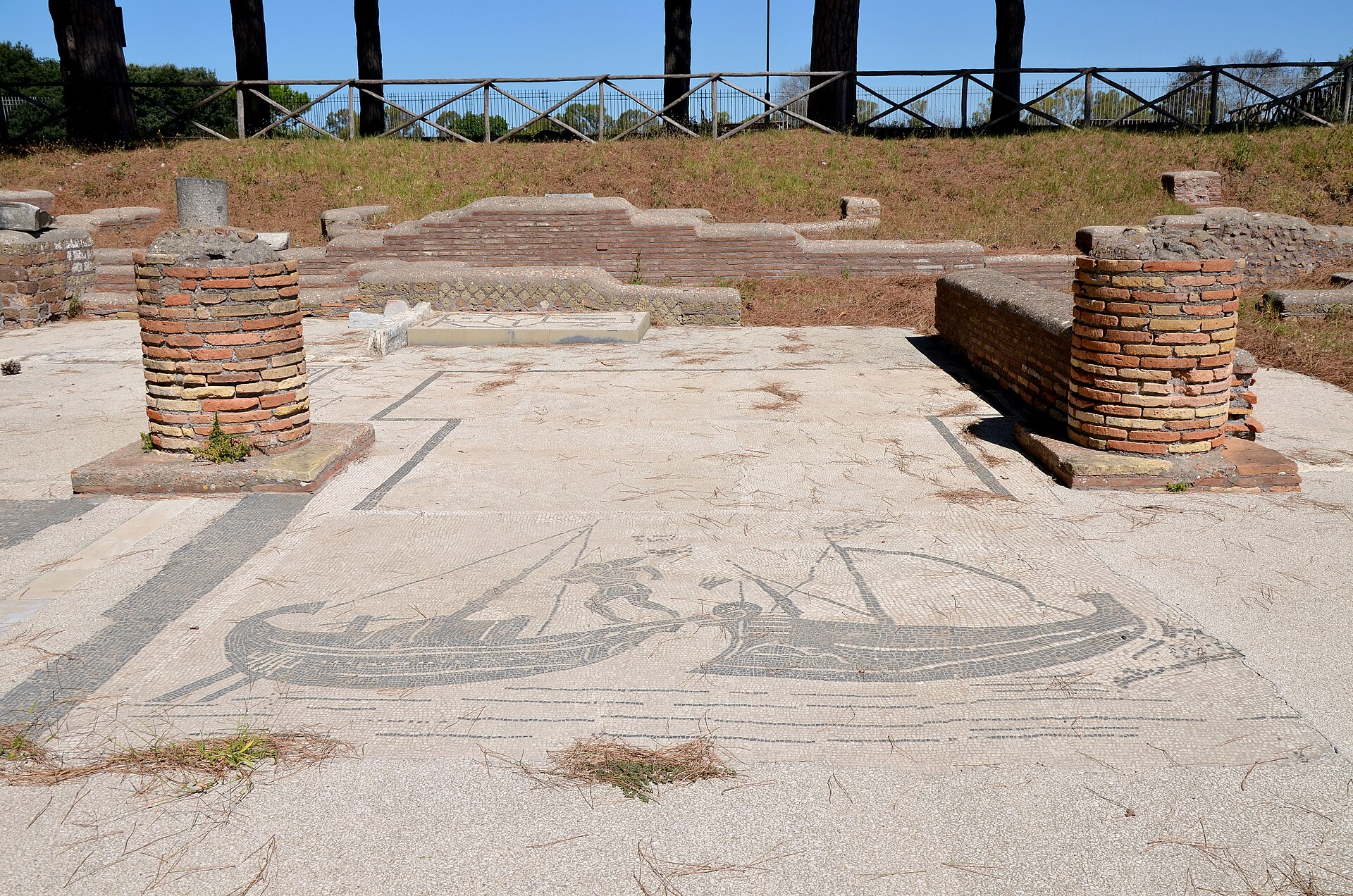 Mosaico in bianco e nero di due navi nel Piazzale delle Corporazioni a Ostia antica